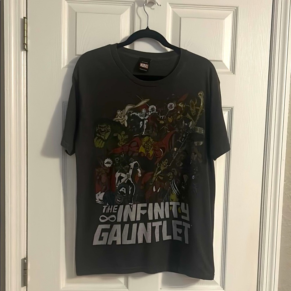 Vntage Marvel Mad Engine Infinity Gauntlet Graphic Tee 
size large